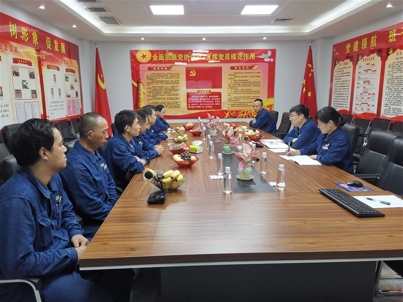 7月30日下战书，轧钢厂党委构造召开“‘庆八一’学党史  扛死肩   共奋进”复转甲士漫谈会