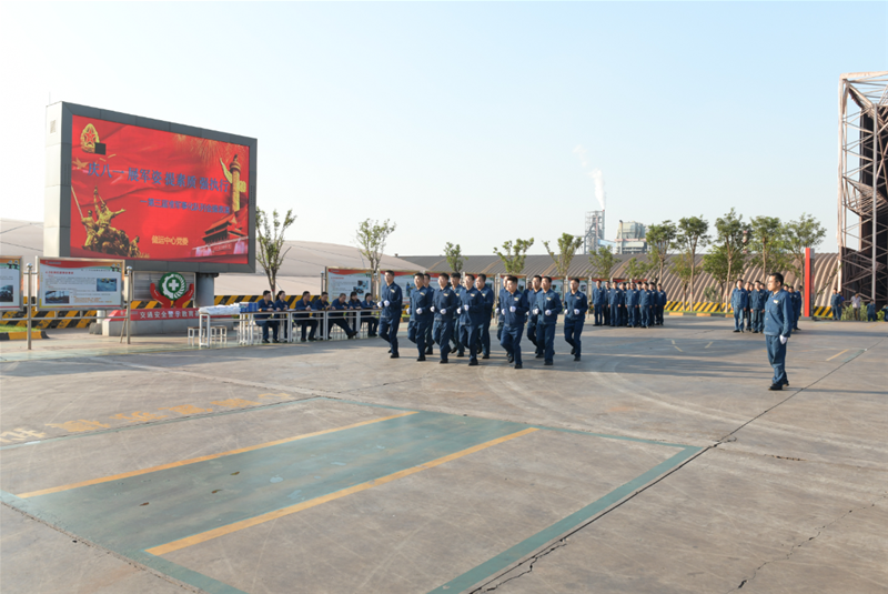 7月30日，储运中间党委在公司交通宁静警示教导基地展开“庆八一? 展军姿? 提本质? 强履行”准军事化行列会操展演