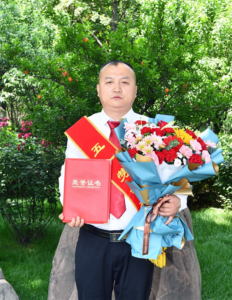 披星带月做楷模 笃定实干向前行